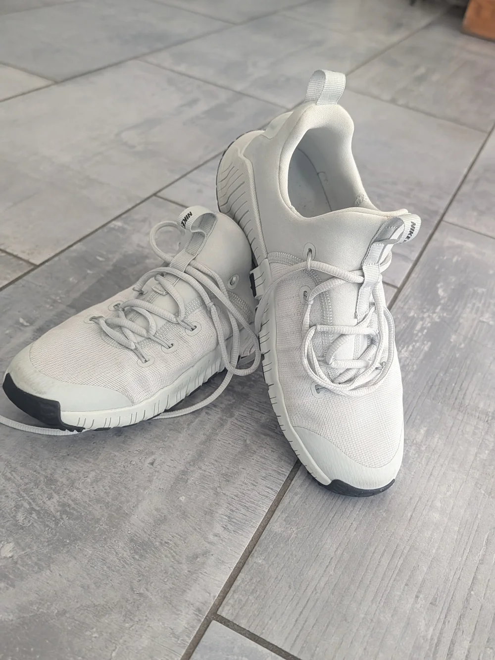 Nike Women's Light Gray Athletic Sneakers